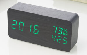 Đồng hồ gỗ để bàn hiển thị led